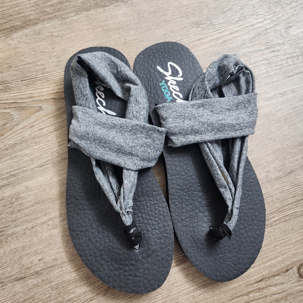 Skechers Yoga foam sandals